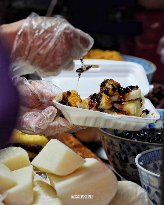 A store sells rice cakes at the Muslim Quarter in Xi'an, Shaanxi Province. /CGTN