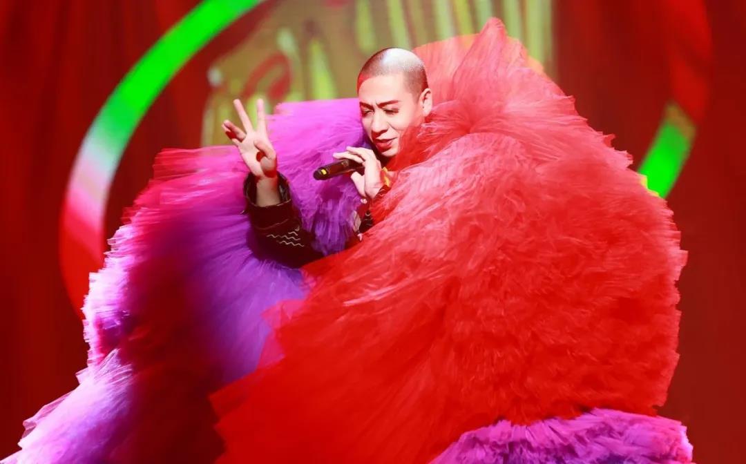 梁龍，在紅塵中滾來(lái)滾去