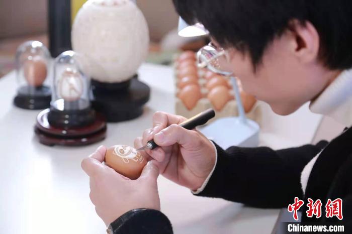 河北衡水藝人創(chuàng)作“冬奧”“福虎”蛋雕迎新年