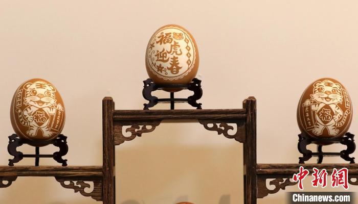 河北衡水藝人創(chuàng)作“冬奧”“福虎”蛋雕迎新年