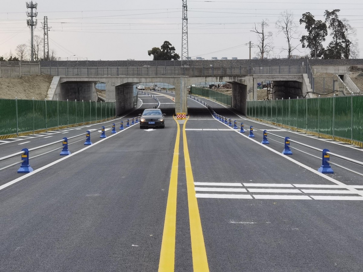 四川成都：濱河路下穿成昆鐵路段今日通車