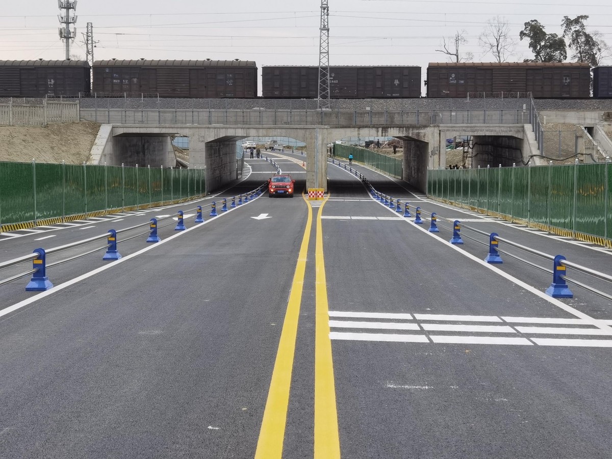 四川成都：濱河路下穿成昆鐵路段今日通車
