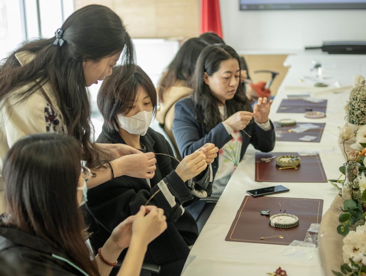 巧手凝聚巾幗之智 慧心綻放佳人之美