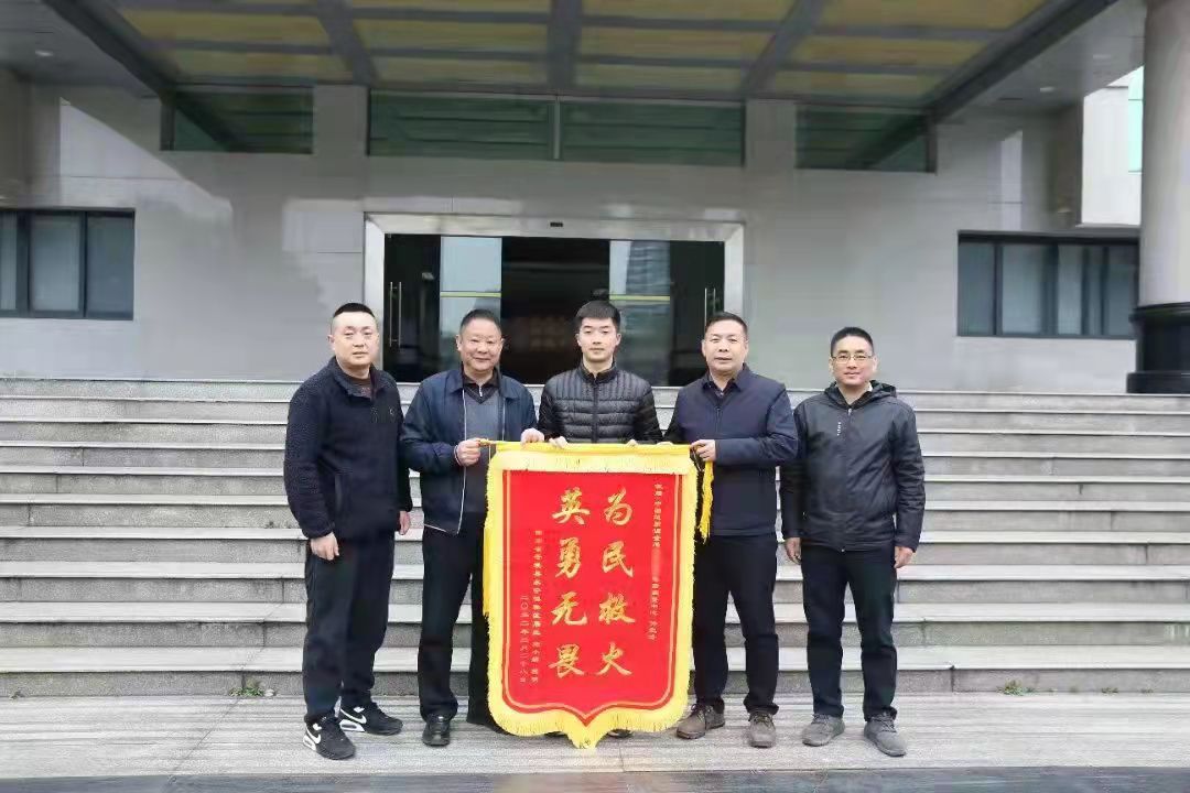 退役、現(xiàn)役軍人聯(lián)手，五闖火場化身“救火英雄”