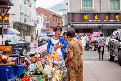 灶邊、菜場(chǎng)、廢品棚......他們忙于生活，卻也向往“遠(yuǎn)方”