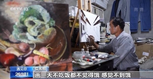 灶邊、菜場(chǎng)、廢品棚......他們忙于生活，卻也向往“遠(yuǎn)方”