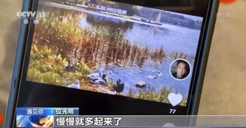 灶邊、菜場(chǎng)、廢品棚......他們忙于生活，卻也向往“遠(yuǎn)方”