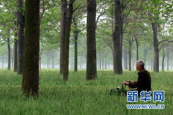 沒想到吧！焦裕祿還是個(gè)能唱、會(huì)跳、愛打籃球的“文青”