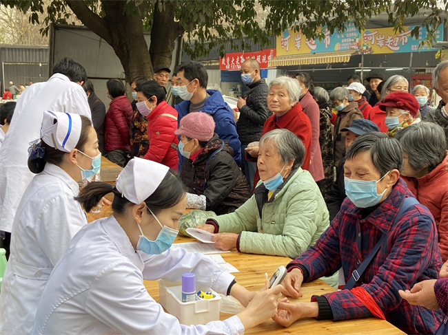 一枝一葉總關(guān)情 點(diǎn)點(diǎn)滴滴暖人心 ——四川省自貢市自流井區(qū)民生工程建設(shè)紀(jì)實(shí)