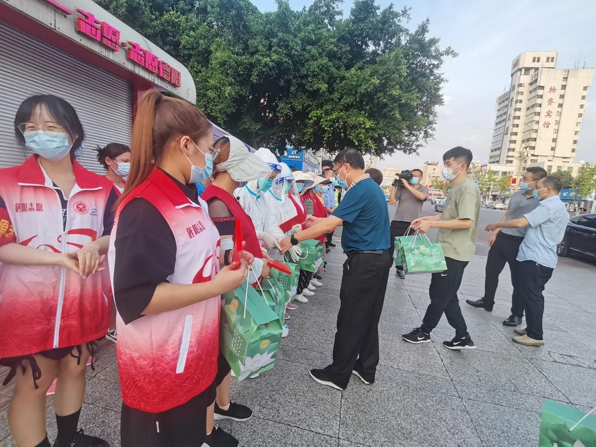 德陽市總工會慰問疫情防控一線工作人員