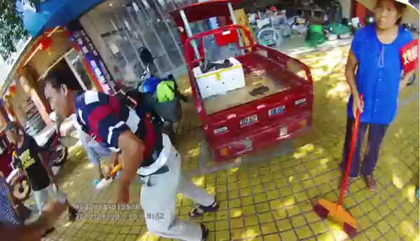 1秒向前，7秒奪刀！ 