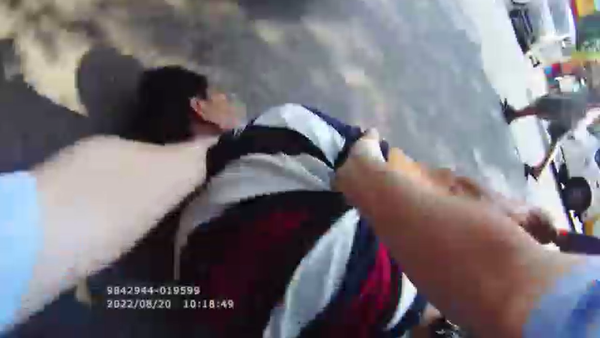 1秒向前，7秒奪刀！ 