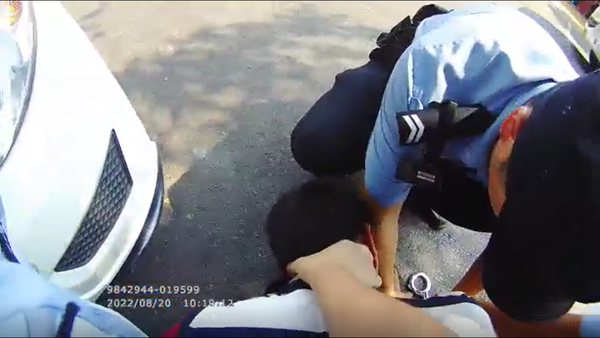 1秒向前，7秒奪刀！ 