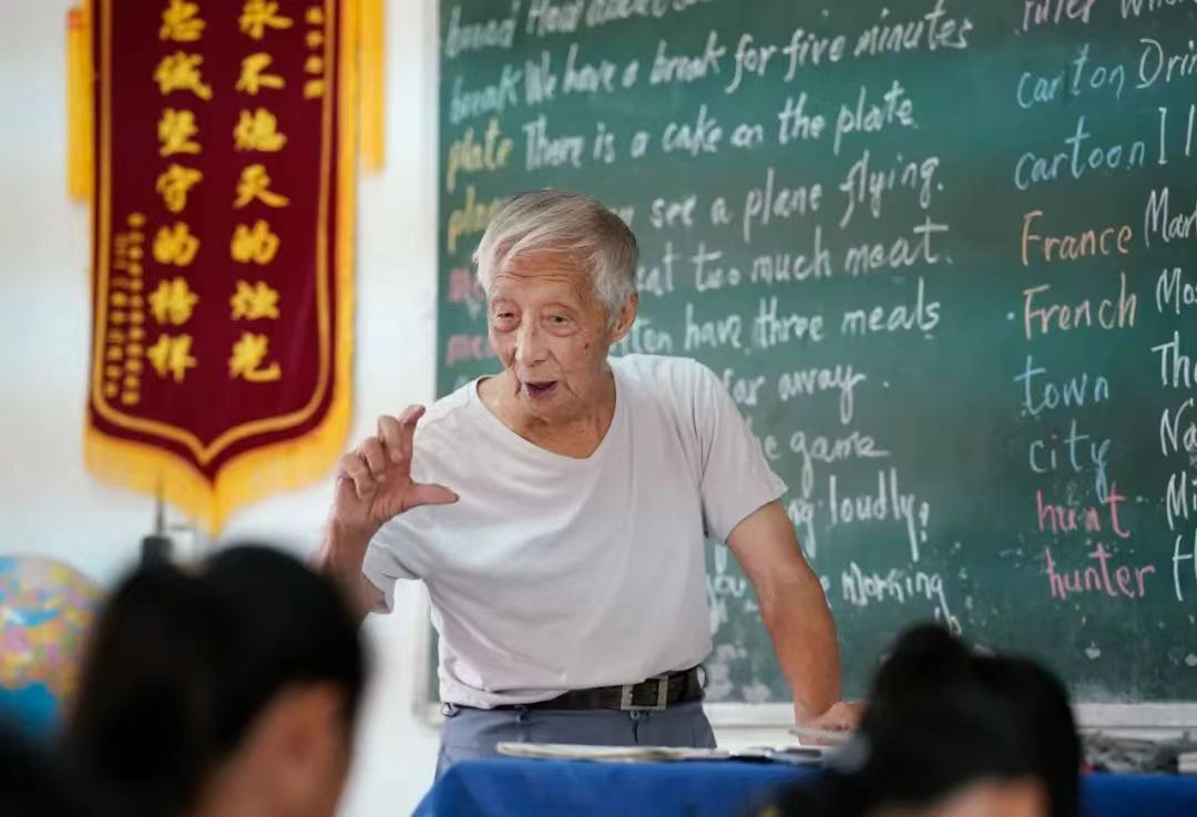 開(kāi)學(xué)季，95歲的他為孩子們上了一堂課