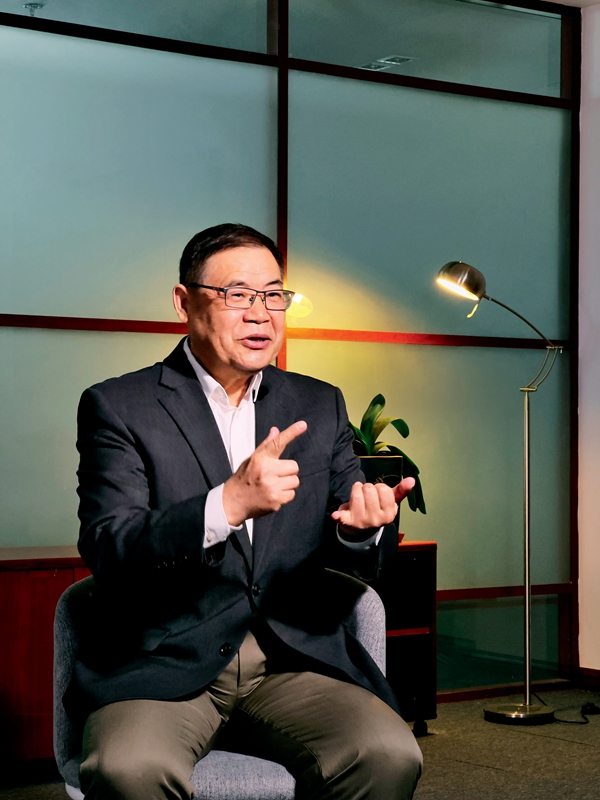 潘家華：“可再生能源，我們‘風(fēng)’‘光’無限”