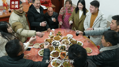 梁順！三年了，你終于帶女朋友回家了！