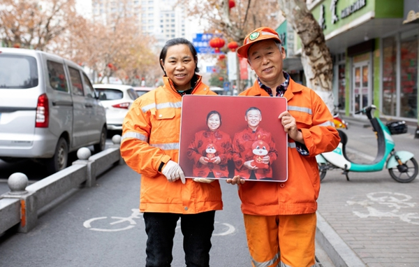 12對(duì)環(huán)衛(wèi)工人夫婦，收到特別的新春禮物