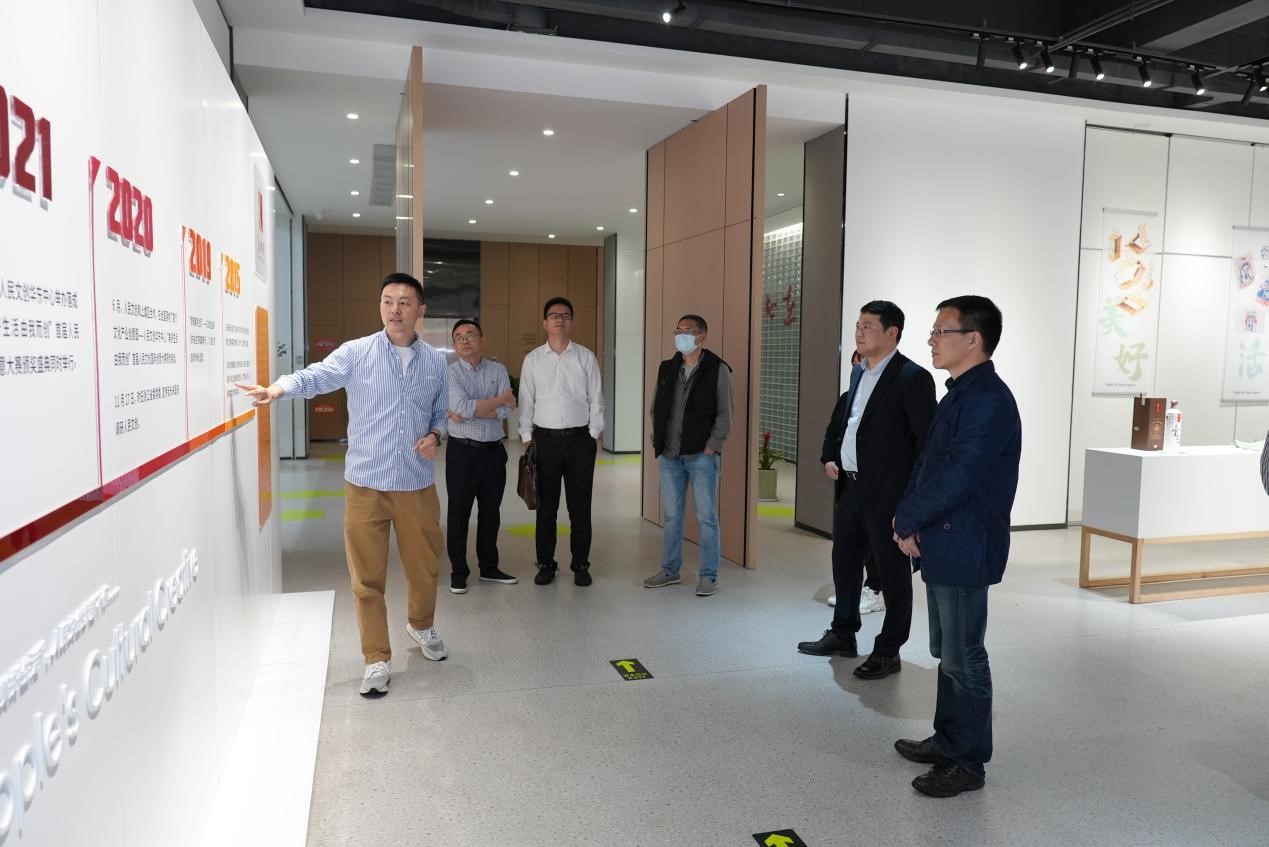 上海交通大學(xué)設(shè)計學(xué)院一行考察調(diào)研人民文創(chuàng)華東中心