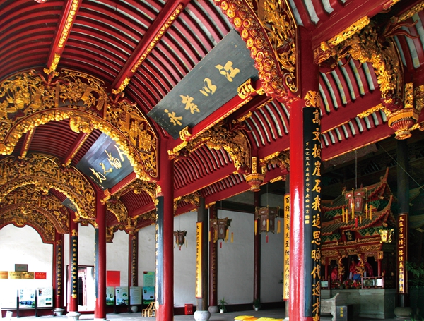 哀此貞烈凌波遠(yuǎn),千載不渝惟孝德