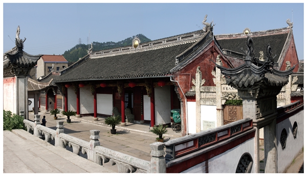 哀此貞烈凌波遠(yuǎn),千載不渝惟孝德