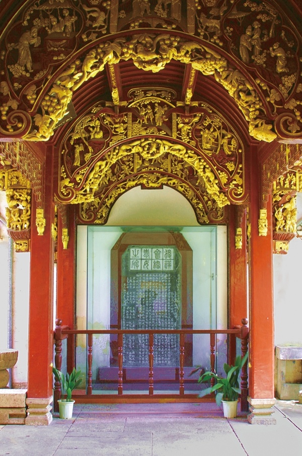 哀此貞烈凌波遠(yuǎn),千載不渝惟孝德