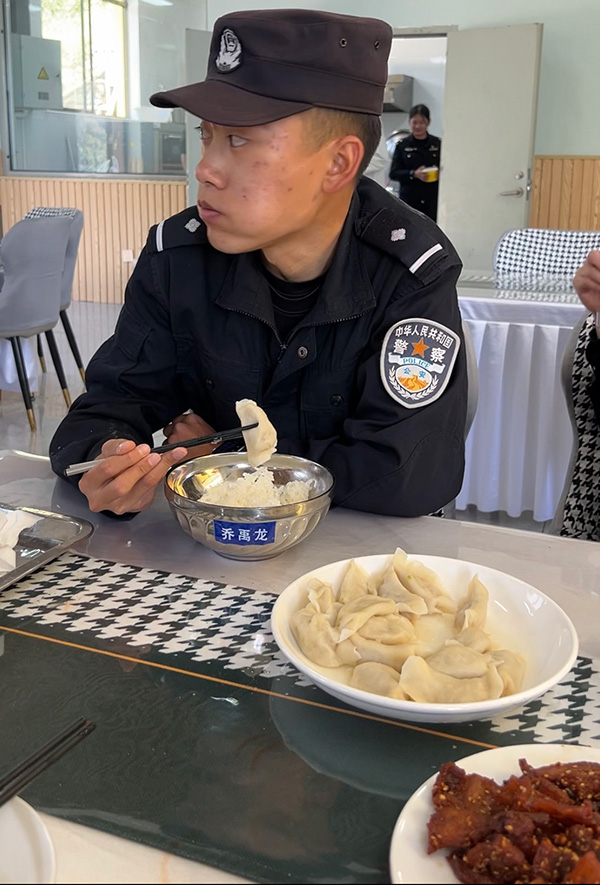 這頓飯，戍邊民警只吃了一口就哭了