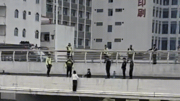 一通電話(huà)，一命救下！“小孩哥”厲害了！