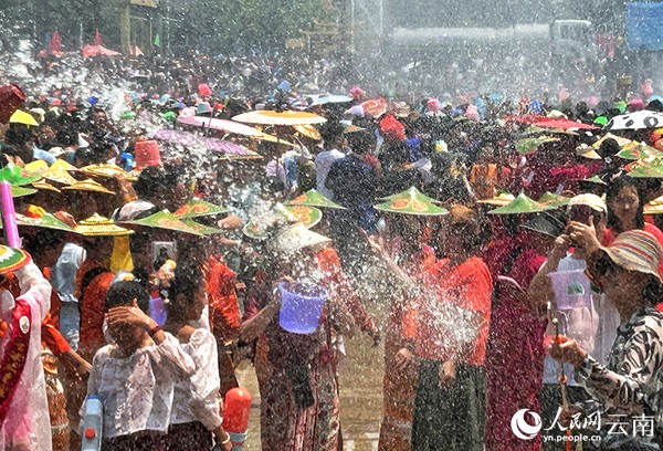 云南德宏：萬(wàn)人歡慶潑水節(jié)