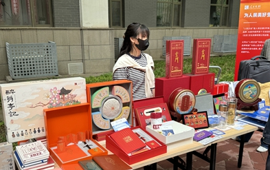 世界讀書日：人民文創(chuàng)助力人民日?qǐng)?bào)圖書館愛(ài)心義賣活動(dòng)