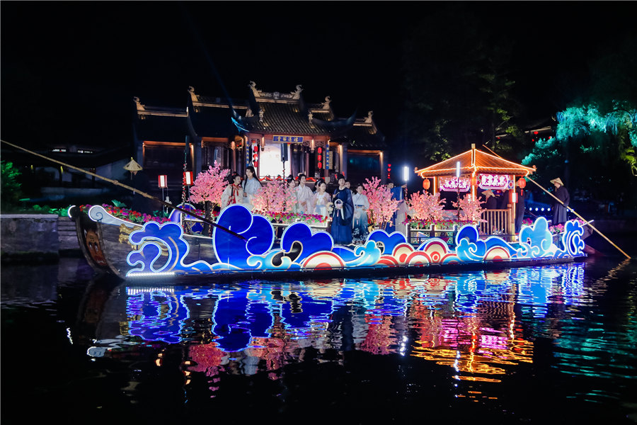 Xitang ancient town launches night tour of boat parade