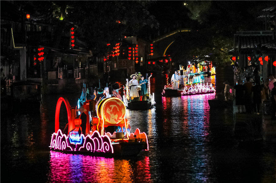 Xitang ancient town launches night tour of boat parade