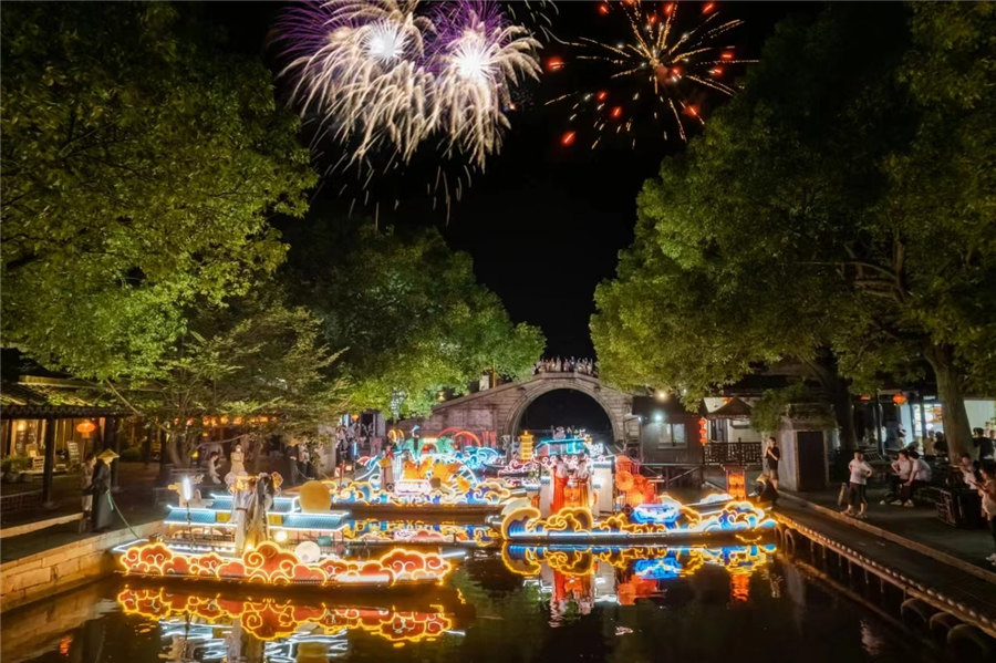 Xitang ancient town launches night tour of boat parade