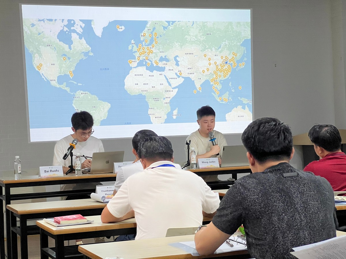 青年攝影師王劍波和“一帶一路”國(guó)家記者組織與新聞媒體代表舉行交流活動(dòng)