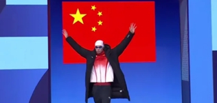夏天比賽，游泳運(yùn)動(dòng)員出場(chǎng)為什么穿羽絨服？