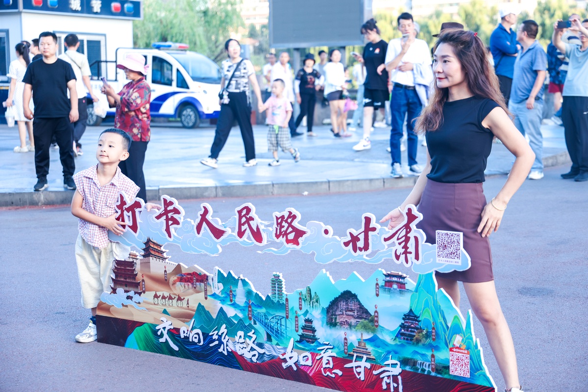 市民在中山橋南廣場(chǎng)打卡點(diǎn)合影打卡