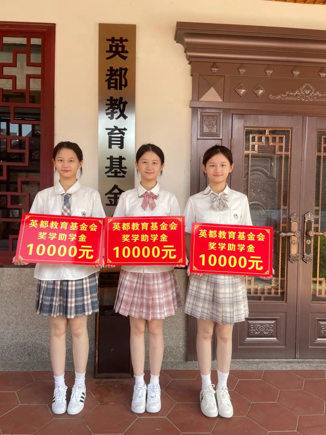 洪奕藍(lán)、洪祺藍(lán)、洪勝藍(lán)，三胞胎姐妹考入同所大學(xué)