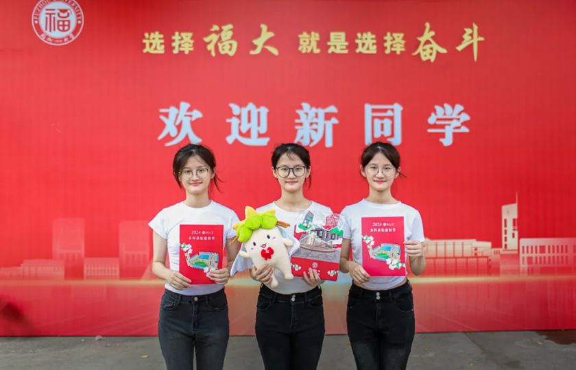 洪奕藍(lán)、洪祺藍(lán)、洪勝藍(lán)，三胞胎姐妹考入同所大學(xué)