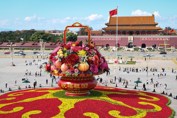 Floral displays adorn Beijing for National Day holiday