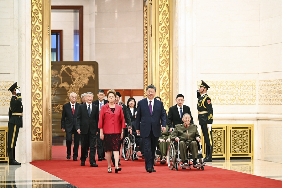 中華人民共和國(guó)國(guó)家勛章和國(guó)家榮譽(yù)稱(chēng)號(hào)頒授儀式在京隆重舉行 習(xí)近平向國(guó)家勛章和國(guó)家榮譽(yù)稱(chēng)號(hào)獲得者頒授勛章獎(jiǎng)?wù)虏l(fā)表重要講話(huà)