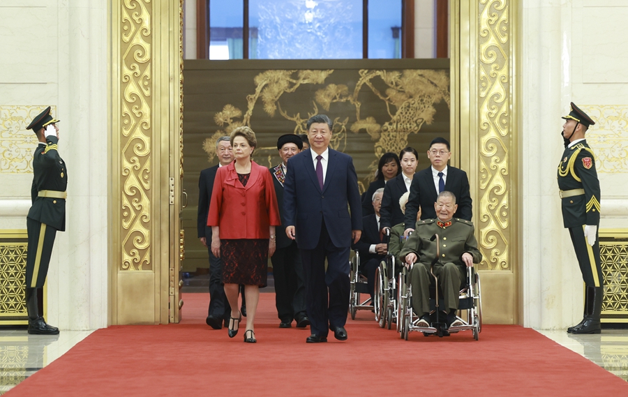 中華人民共和國(guó)國(guó)家勛章和國(guó)家榮譽(yù)稱(chēng)號(hào)頒授儀式在京隆重舉行 習(xí)近平向國(guó)家勛章和國(guó)家榮譽(yù)稱(chēng)號(hào)獲得者頒授勛章獎(jiǎng)?wù)虏l(fā)表重要講話(huà)
