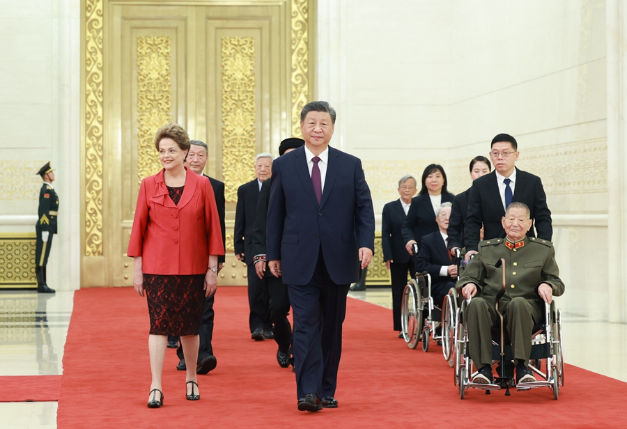 中華人民共和國(guó)國(guó)家勛章和國(guó)家榮譽(yù)稱(chēng)號(hào)頒授儀式在京隆重舉行 習(xí)近平向國(guó)家勛章和國(guó)家榮譽(yù)稱(chēng)號(hào)獲得者頒授勛章獎(jiǎng)?wù)虏l(fā)表重要講話(huà)