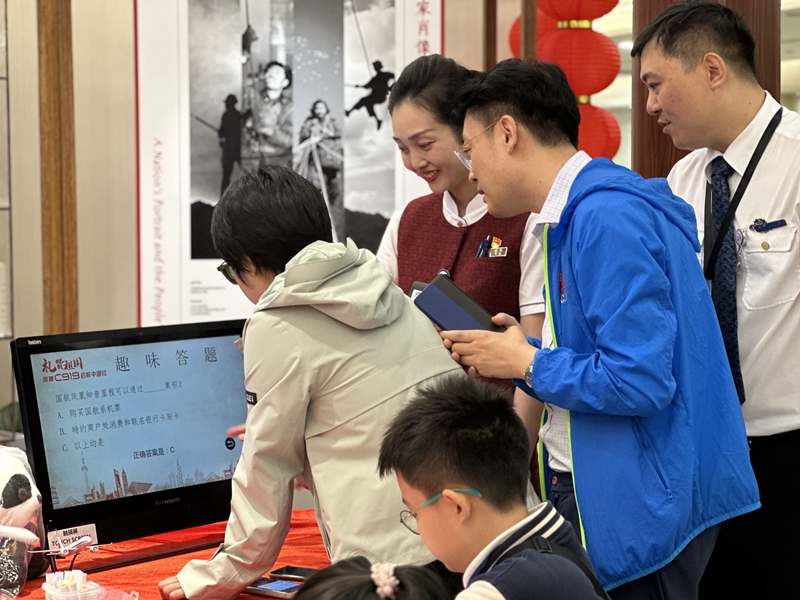 國(guó)航開(kāi)展國(guó)慶節(jié)主題特色活動(dòng)與旅客共同慶祝中華人民共和國(guó)成立75周年
