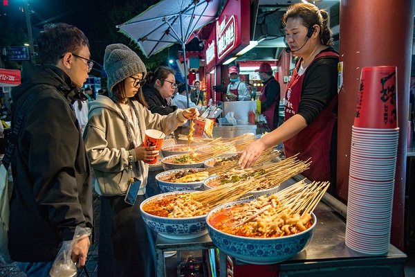 Night economy lights up Linyi, Shandong province
