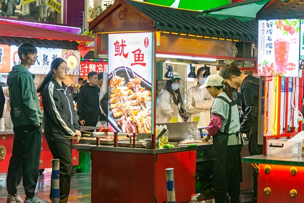 Night economy lights up Linyi, Shandong province