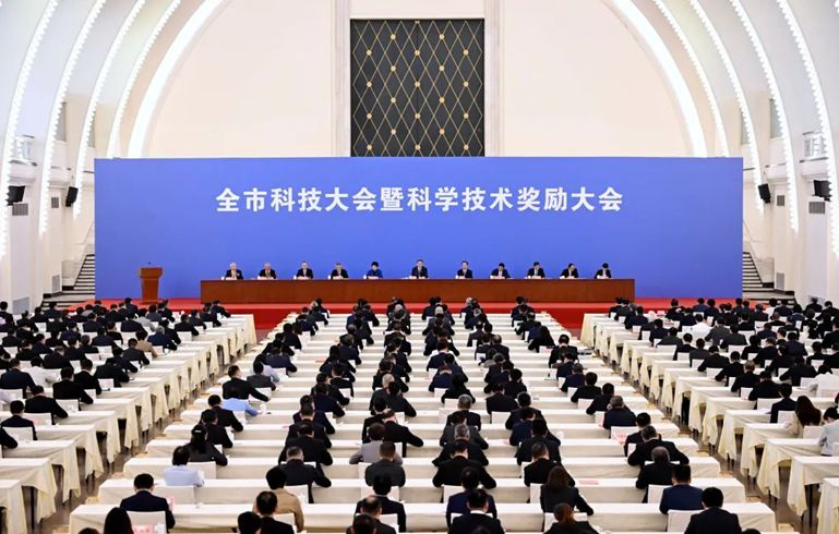 上海市科技大會暨科學技術獎勵大會舉行，陳吉寧為吳光輝、丁健頒發(fā)“上海市科技功臣獎”